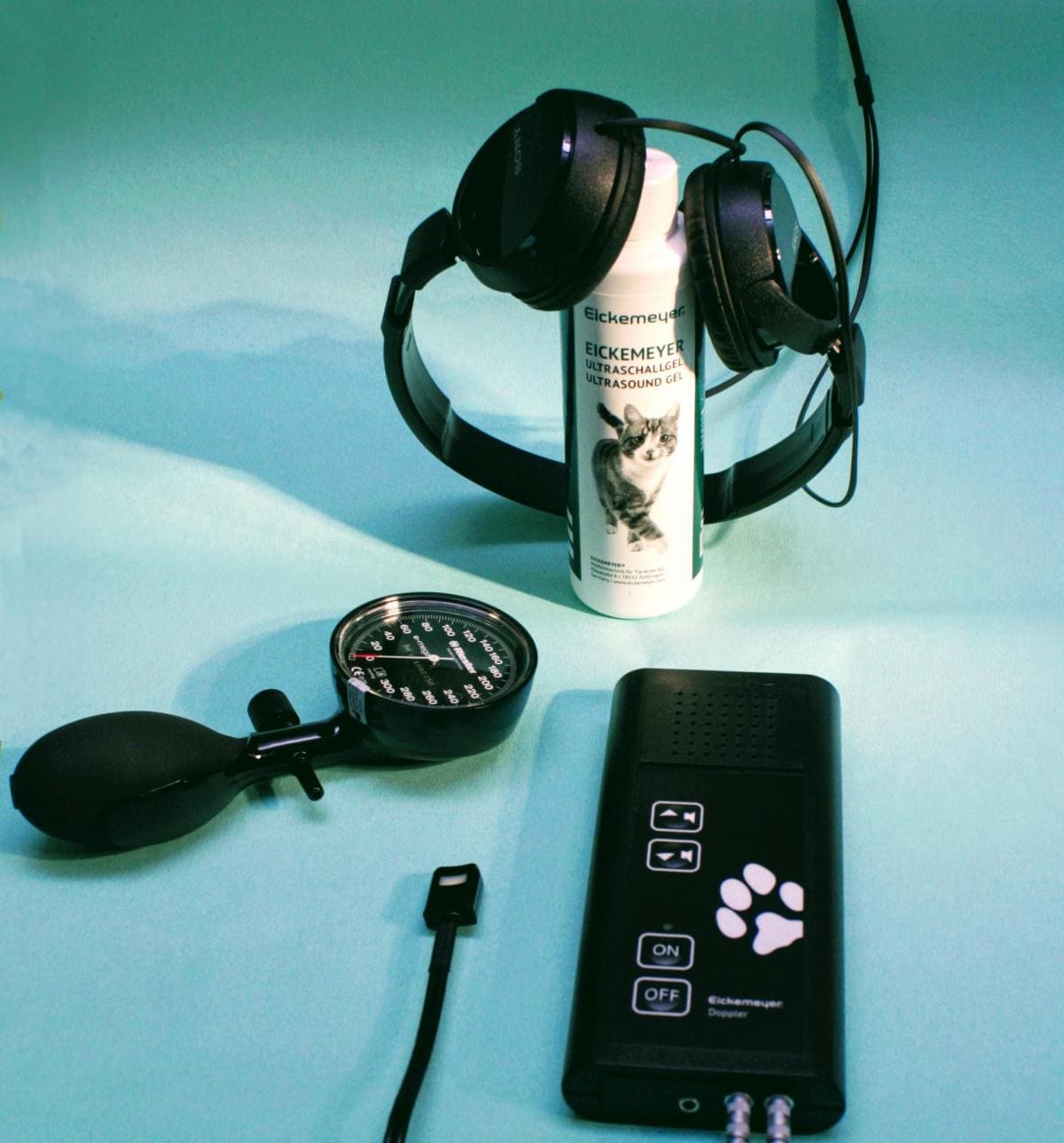 De apparatuur voor bloeddrukmeting: doppler, manchet, koptelefoon en echogel