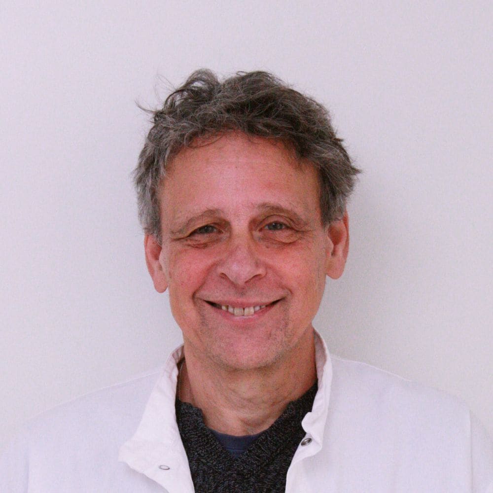 Portret van een dierenarts van de kliniek in witte jas