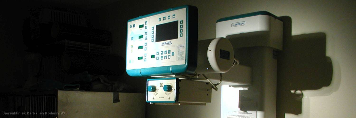 Het röntgenapparaat van de kliniek met de bedieningskast ernaast